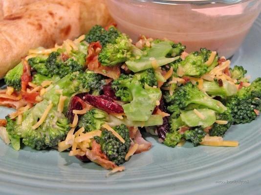salade de brocoli et de canneberge