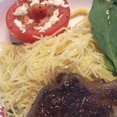 spaghetti au beurre brun avec du fromage grec (mizithra)