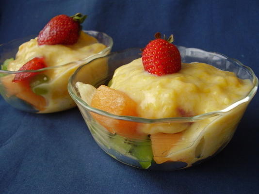 fruits frais avec mangue et yaourt au miel