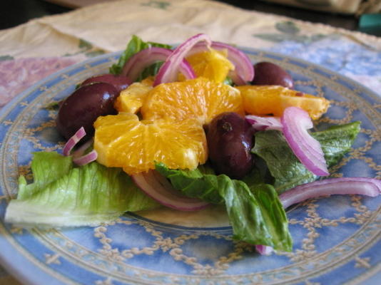 salade d'oignons, d'olives et d'oranges