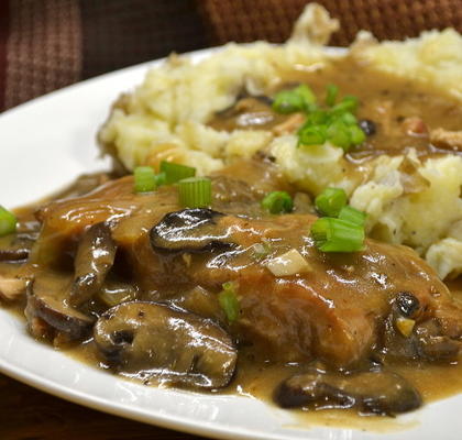 Côtelettes de porc à la sauce caramélisée à l'oignon et aux champignons