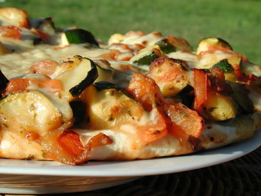 pizza aux courgettes et tomates fraîches avec fontina