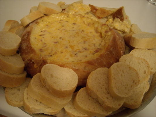 superbe trempette au fromage dans un bol à pain