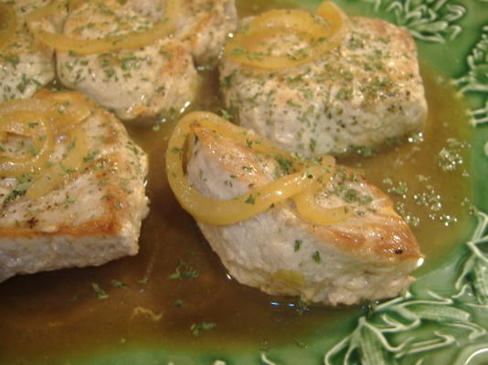 côtelettes de porc étouffées à l'oignon et à l'ail