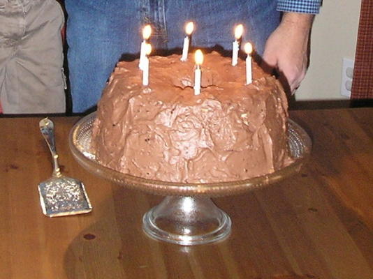 gâteau des anges avec glaçage à la crème fouettée au chocolat