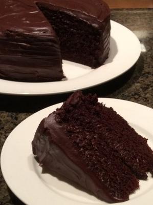 vieux gâteau au chocolat avec glaçage au chocolat glacé