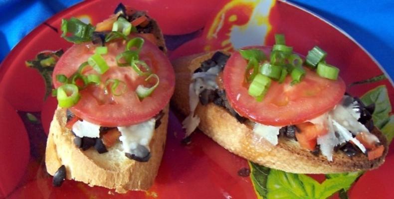 kalamata et crostini à la tomate