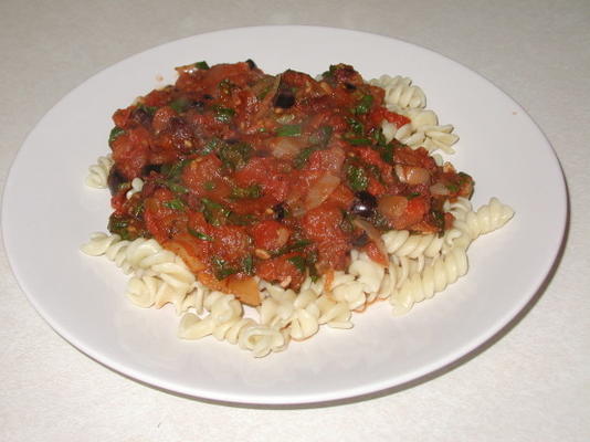 sauce aux épinards, aux olives et aux piments et tomates pour les pâtes