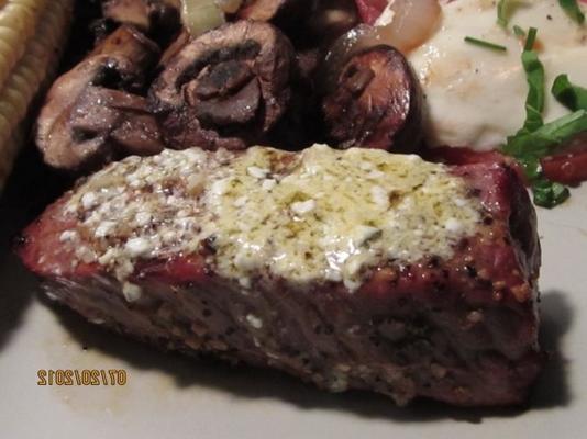 steak grillé salé avec beurre bleu à l'ail et fromage bleu