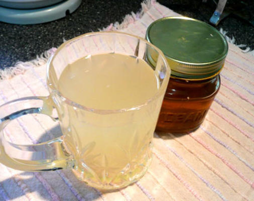 boisson chaude au miel et au citron de grand-mère