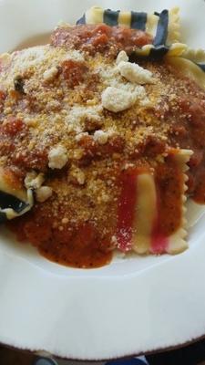 raviolis au homard avec une sauce tomate légère à la vodka