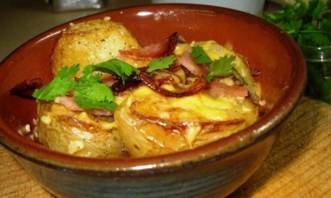 pommes de terre rôties au bacon, fromage et persil