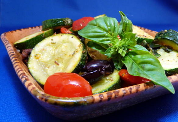 courgettes sautées, tomates cerises, olives et basilic