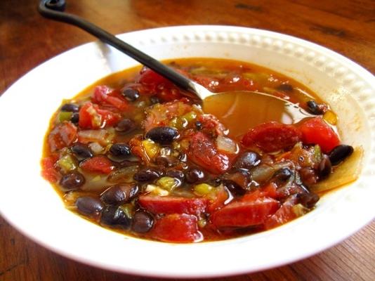 soupe aux haricots noirs et aux saucisses fumées