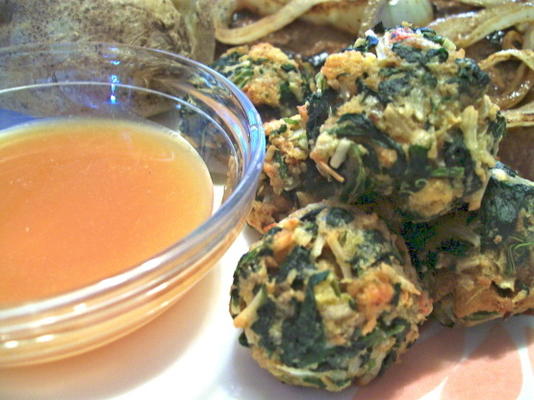 boulettes d'épinards chaudes et sauce épicée à la moutarde