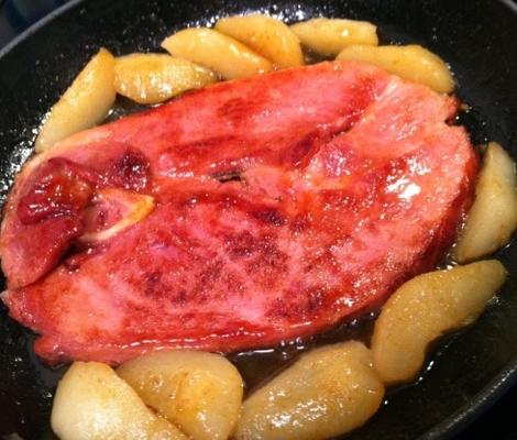 steak de jambon avec garniture de poire