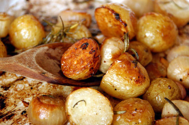 échalotes entières grillées et pommes de terre au romarin
