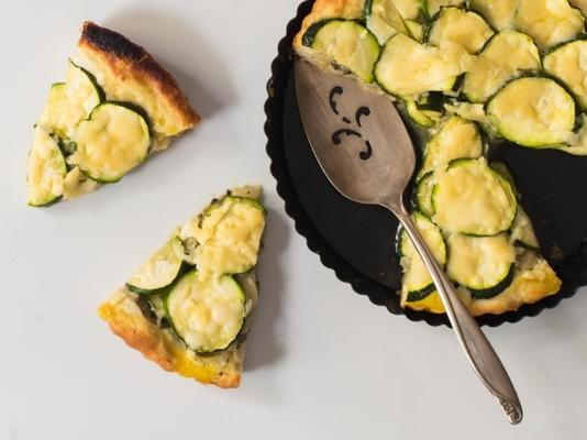 tarte aux courgettes au gruyère et aux herbes