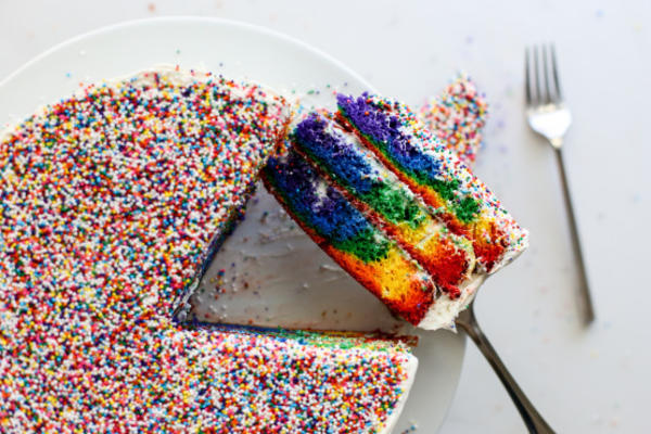 gâteau vibrant arc-en-ciel