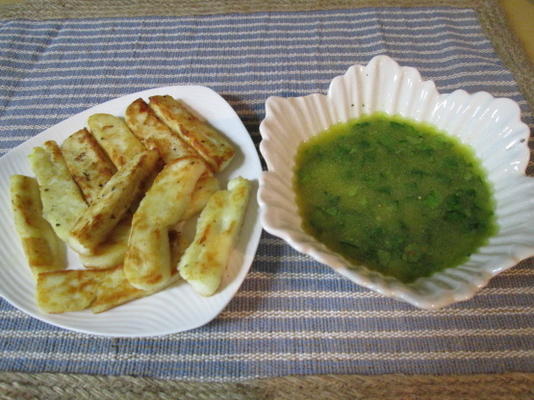 fromage halloumi frit kathys avec vinaigrette au citron vert et aux câpres