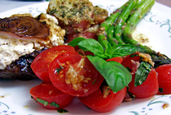 salade de tomates cerises, bacon et basilic