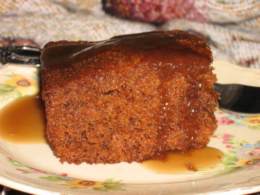 gâteau au pain d'épice avec sauce au sucre brun