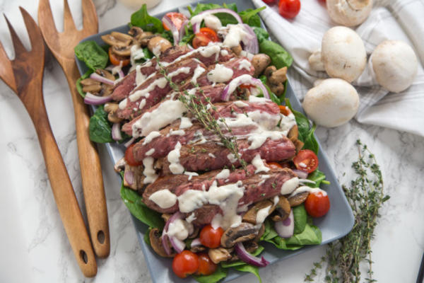 salade de bifteck avec vinaigrette crémeuse au raifort