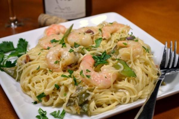 mélange de fruits de mer sur des pâtes aux cheveux d'ange