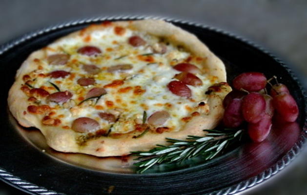 chèvre et raisins pizza blanche ragu