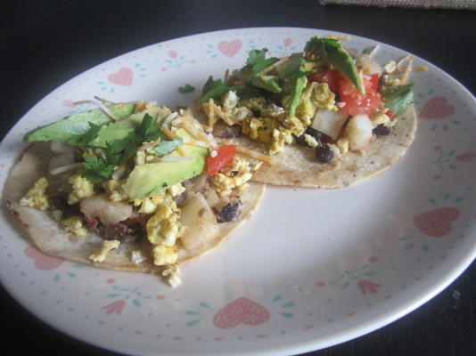 tostadas petit-déjeuner mexicain à l'avocat pico de gallo