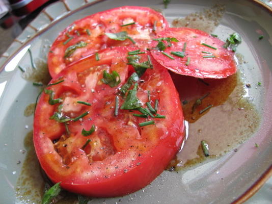 tomates anciennes avec de la mélasse de grenade