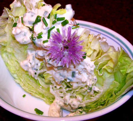 quartiers de laitue iceberg avec vinaigrette crémeuse au fromage bleu