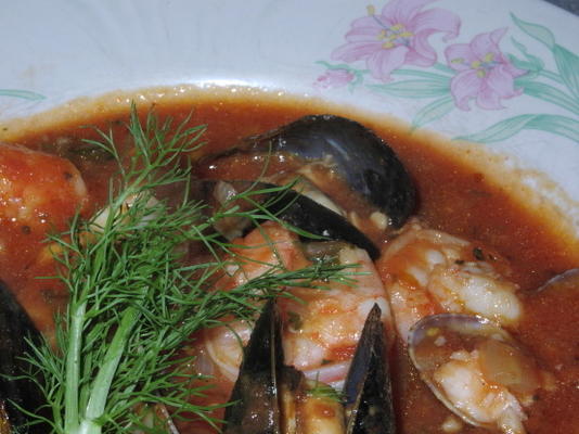 cioppino (soupe de fruits de mer) au fenouil et à l'ail