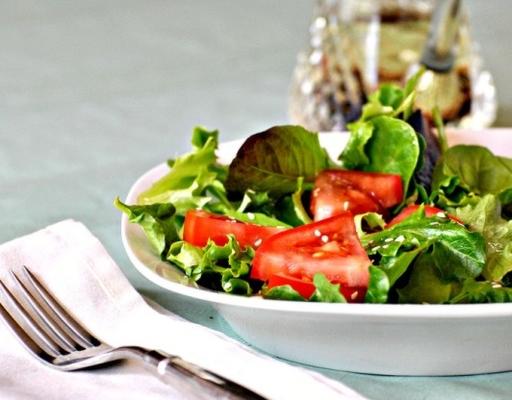 une salade de roquette, de tomates cerises et de graines de sésame