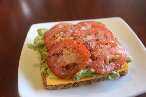 sandwich au fromage grillé avocat-tomate