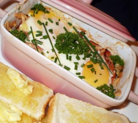 spécial petit-déjeuner aux champignons, au fromage, aux œufs et au jambon