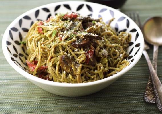 pâtes au pesto avec champignons, oignons et poivrons rouges