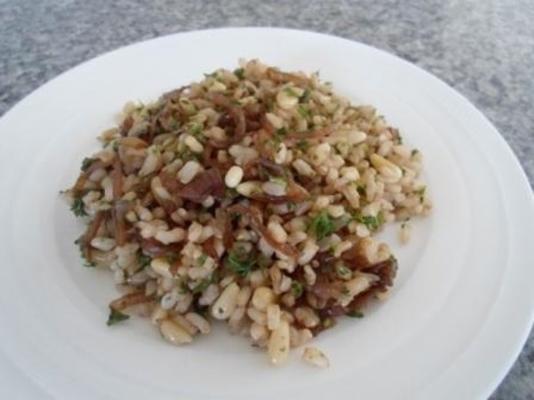 salade de riz brun et d'oignons caramélisés