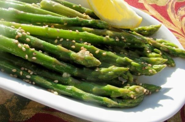 asperges à la vinaigrette à l'huile de sésame