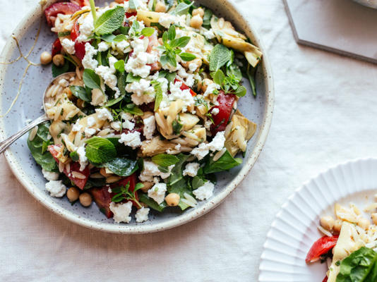 salade grecque d'orzo avec pois chiches et coeurs d'artichauts