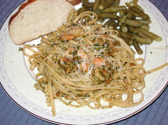 linguini au pesto de crevettes et tomates et noisettes