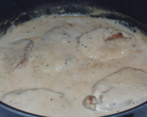 côtelettes de porc avec sauce campagnarde et purée de pommes de terre