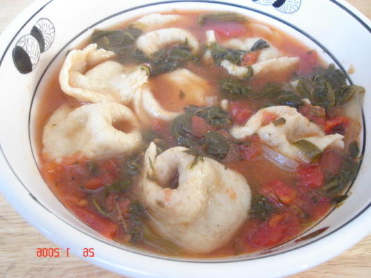 soupe de tortellini rapide et facile avec épinards et tomates