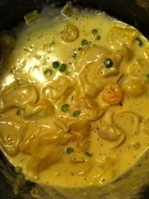 tortellini au fromage avec sauce à la crème au basilic