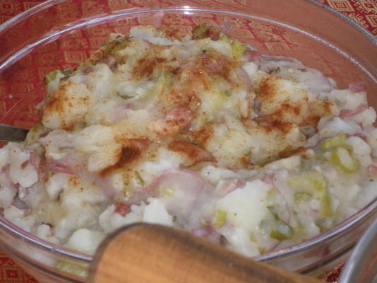 kartoffelsalat plus chaud (salade de pommes de terre chaudes)