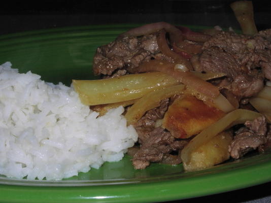 lomo saltado (sauté de boeuf péruvien et de pommes de terre)