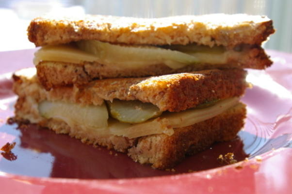 sandwich au fromage grillé, cornichon et vidalia