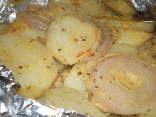 sachets de pommes de terre et d'oignons grillés