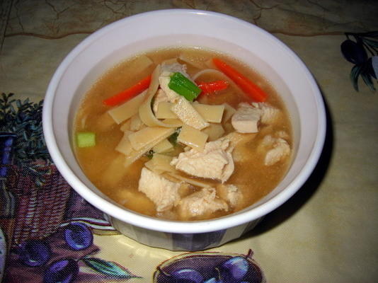 soupe orientale de nouilles au poulet