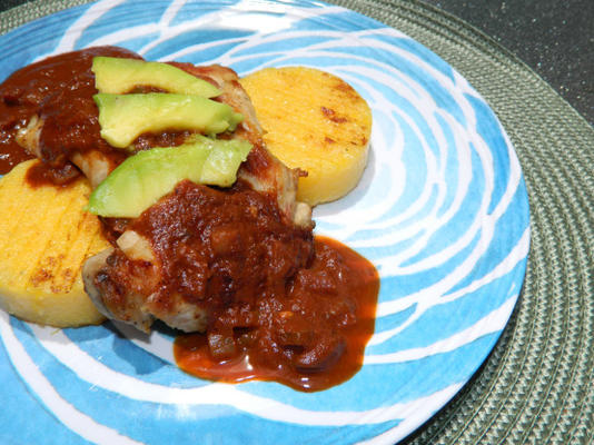 Poulet grillé à la lime et polenta avec a.1. mole sauce a1